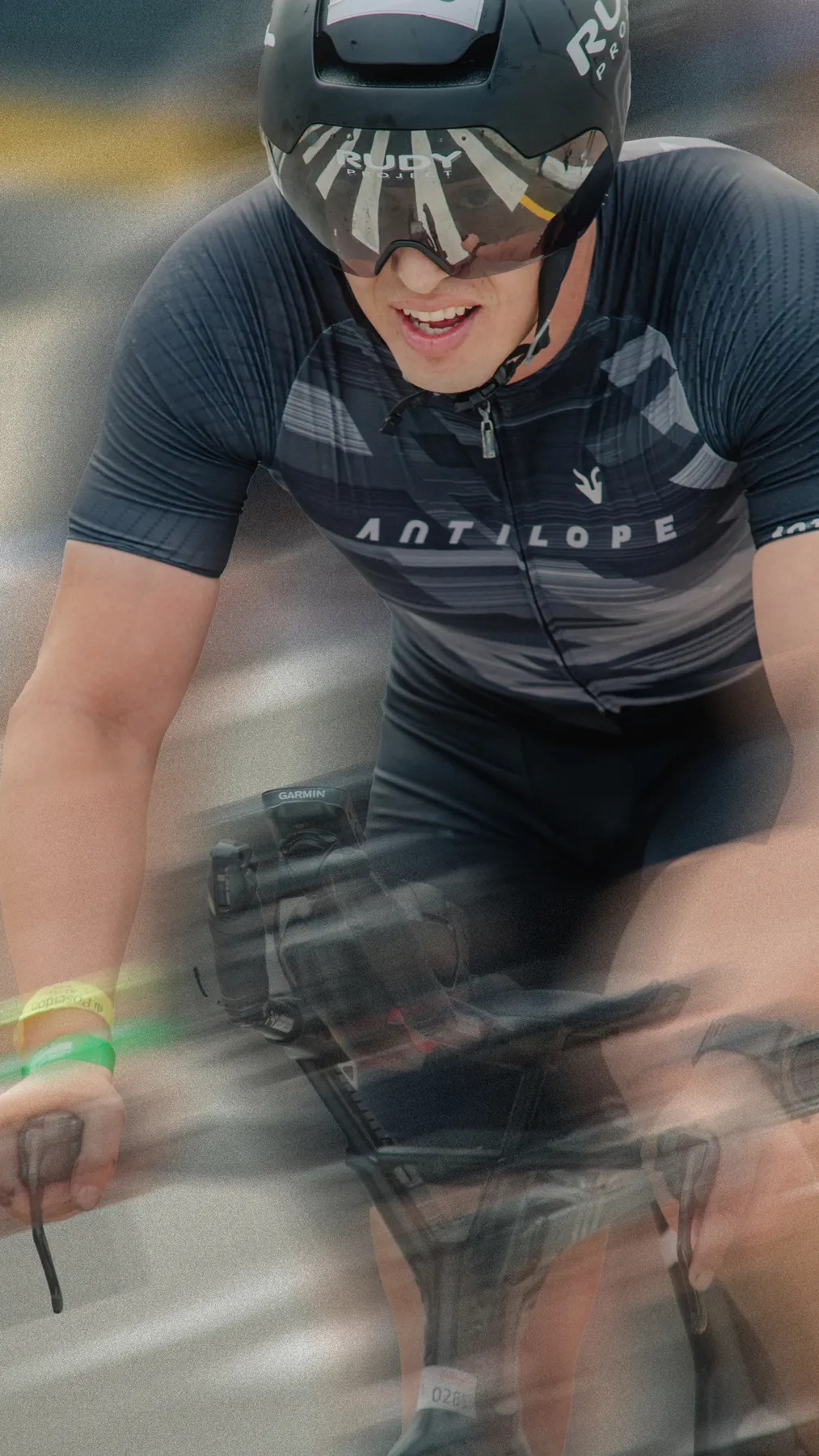 Triatleta Antílope en posición aero de competencia
