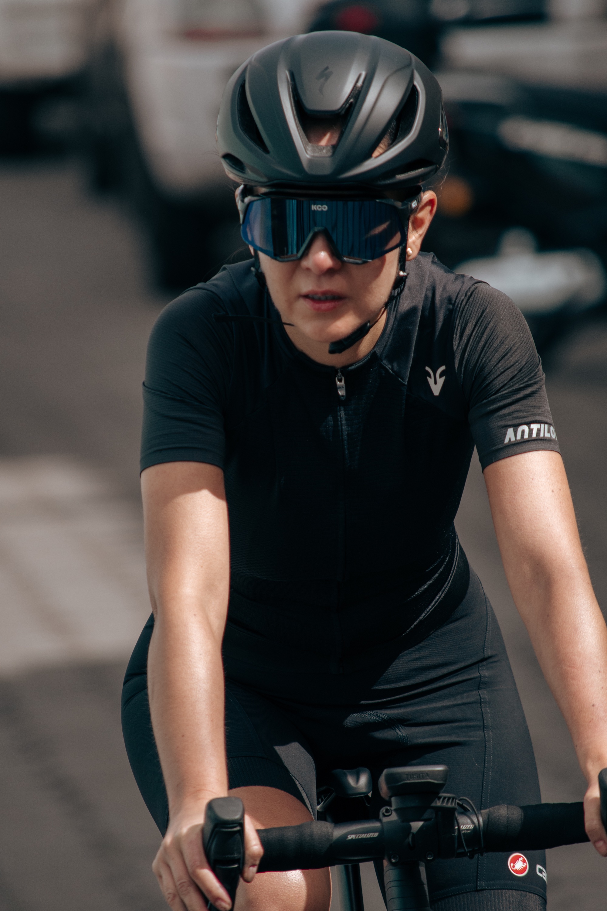Ciclista mujer Antílope con kit negro personalizado sobre la bicicleta