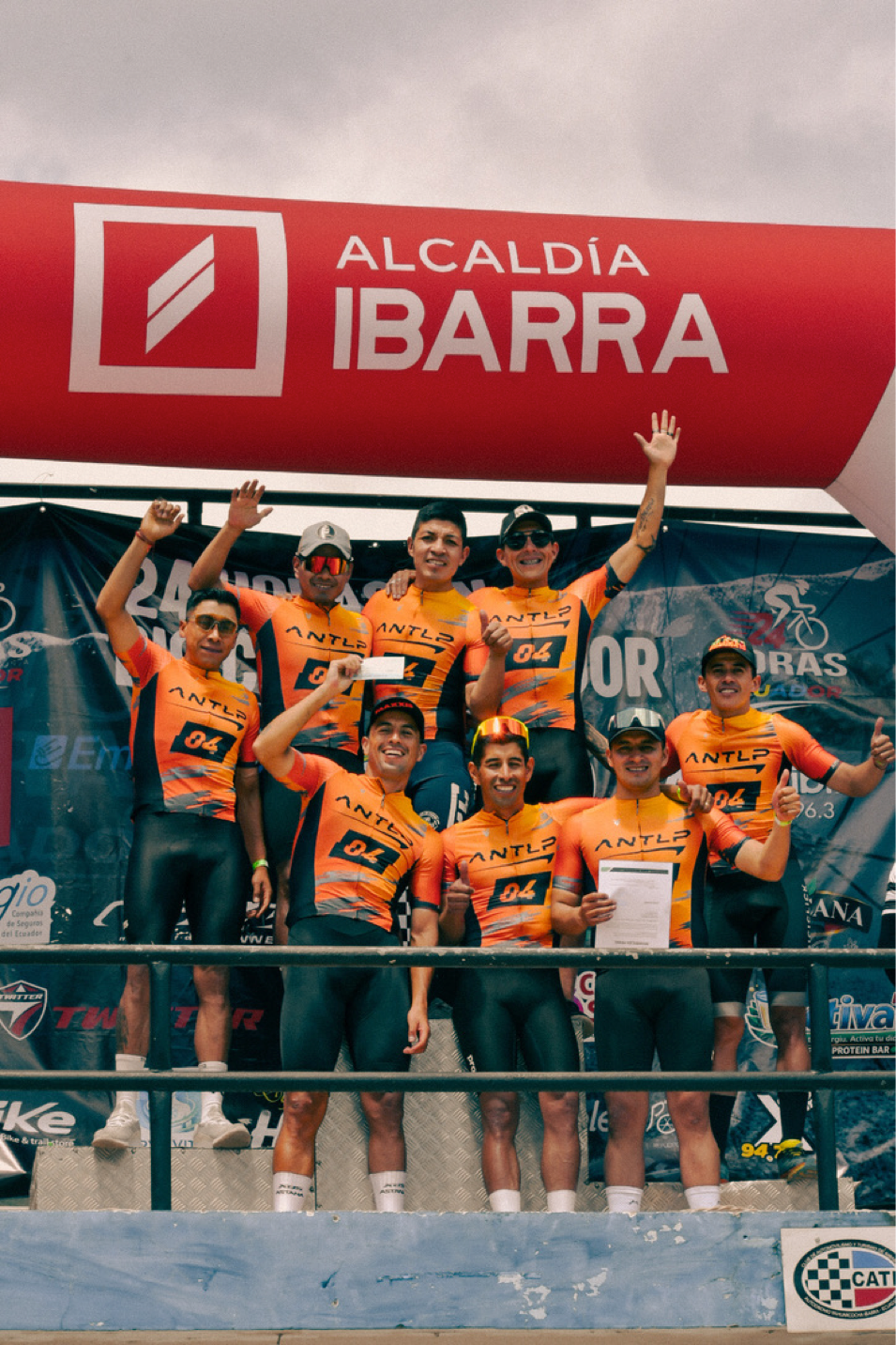 Equipo de ciclismo ecuatoriano con kit personalizado